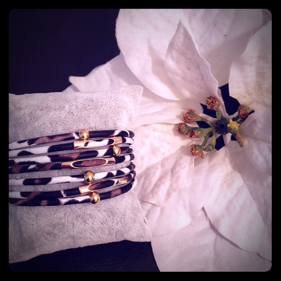 Jewelry - Elegant Black Leopard Leather Bracelet